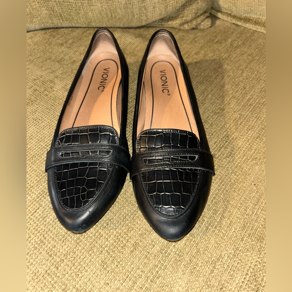 Vionic Savannah Black Leather Croc-Embossed Loafers Size 7 1/2. GUC